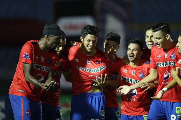 Moreira celebra con sus compañeros el primer tanto contra Comunicaciones. (Foto Prensa Libre: Francisco Sánchez).
