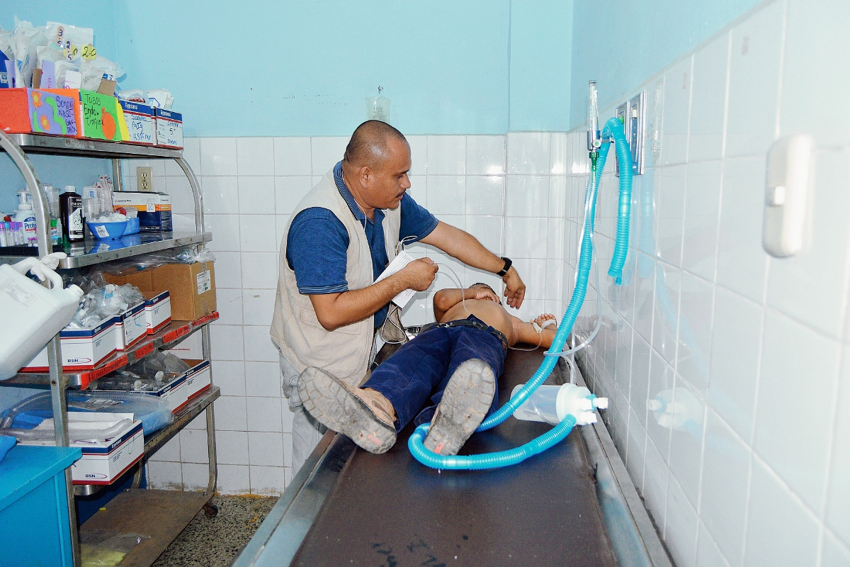 El estudiante Jonathan Sanabria, quien resultó herido de bala en Gualán, recibe atención médica en el Hospital Regional de Zacapa. (Foto Prensa Libre: Víctor Gómez)