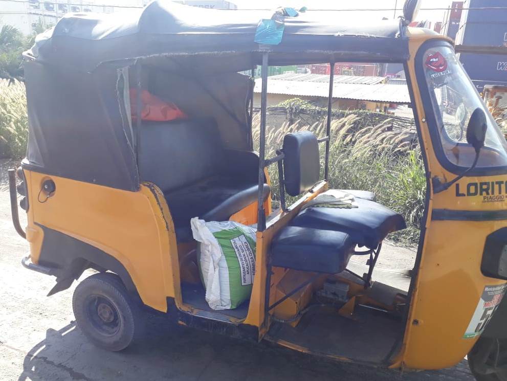 Mototaxi en el que era transportado el fertilizante robado. (Foto Prensa Libre: PNC).