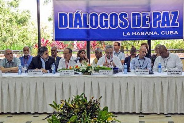 Delegaciones cubanas y noruegas durante los diálogos de paz entre la  guerrilla FARC y el gobierno de Colombia, en La Habana, Cuba. (Foto  Prensa Libre: AFP)