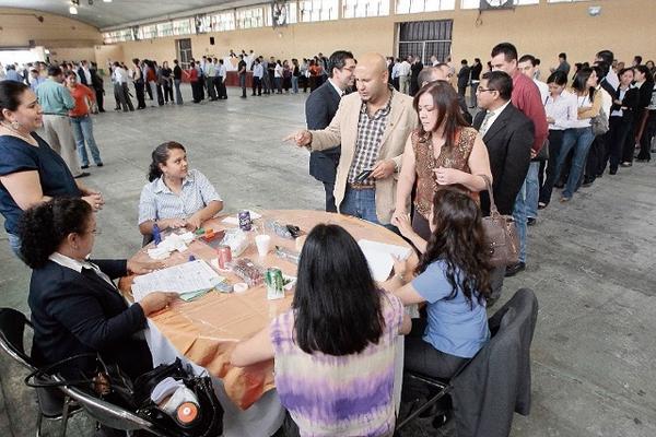 Decenas de profesionales hacen cola en el Parque de la Industria para elegir a quienes integrarán  el Tribunal Electoral del Colegio de las Ciencias Económicas. (Foto Prensa Libre: Álvaro Interiano)