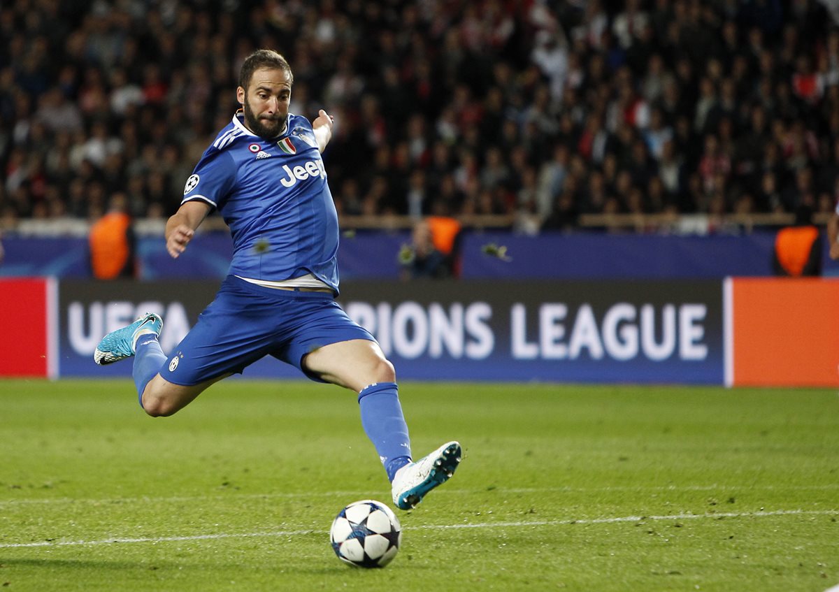 Gonzalo Higuaín está por disparar al arco para abrir el marcador.