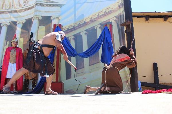 Centurión castiga  el cuerpo del Mesías, ante la mirada indiferente de  soldados romanos.
