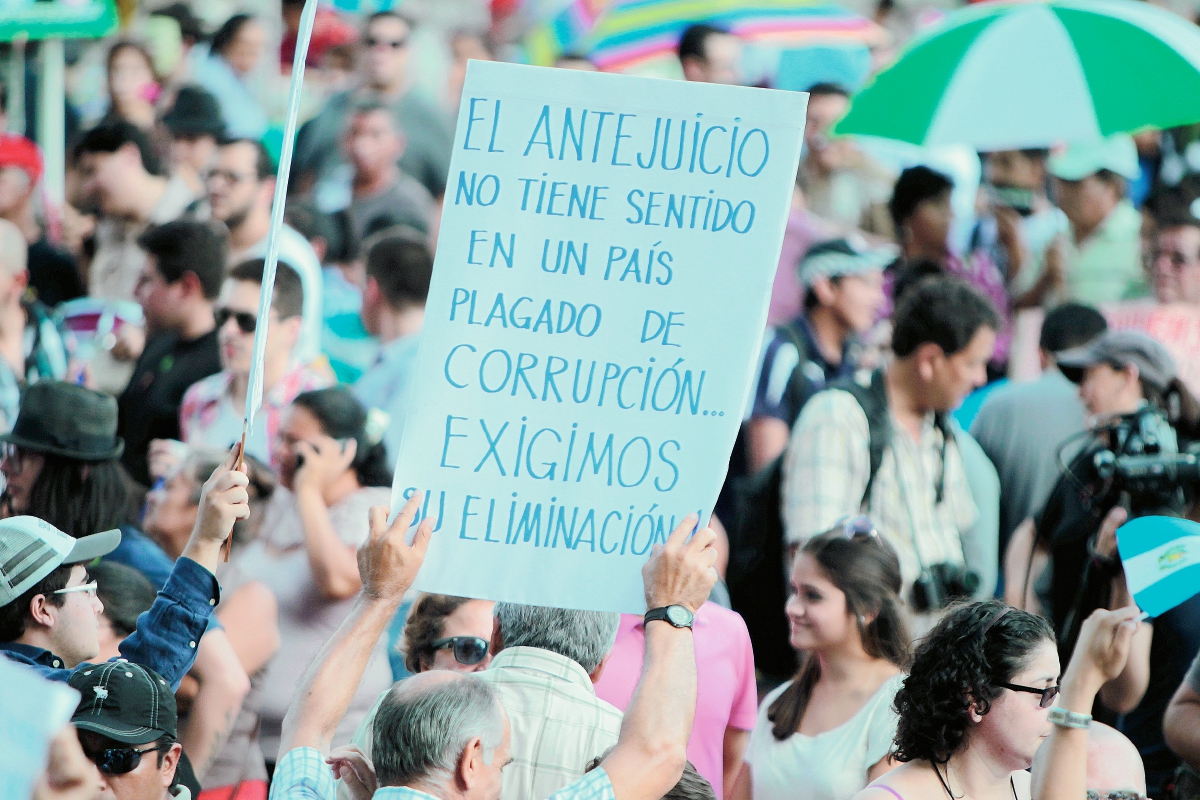 Miles de  guatemaltecos han salido a las calles para denunciar los actos  de corrupción. (Foto Prensa Libre: Hemeroteca PL)