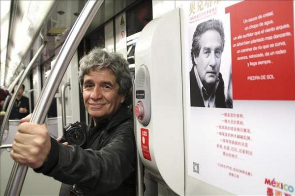 México decora un "Tren Cultural de Octavio Paz" en el Metro de Shanghái. (Foto Prensa Libre: EFE)