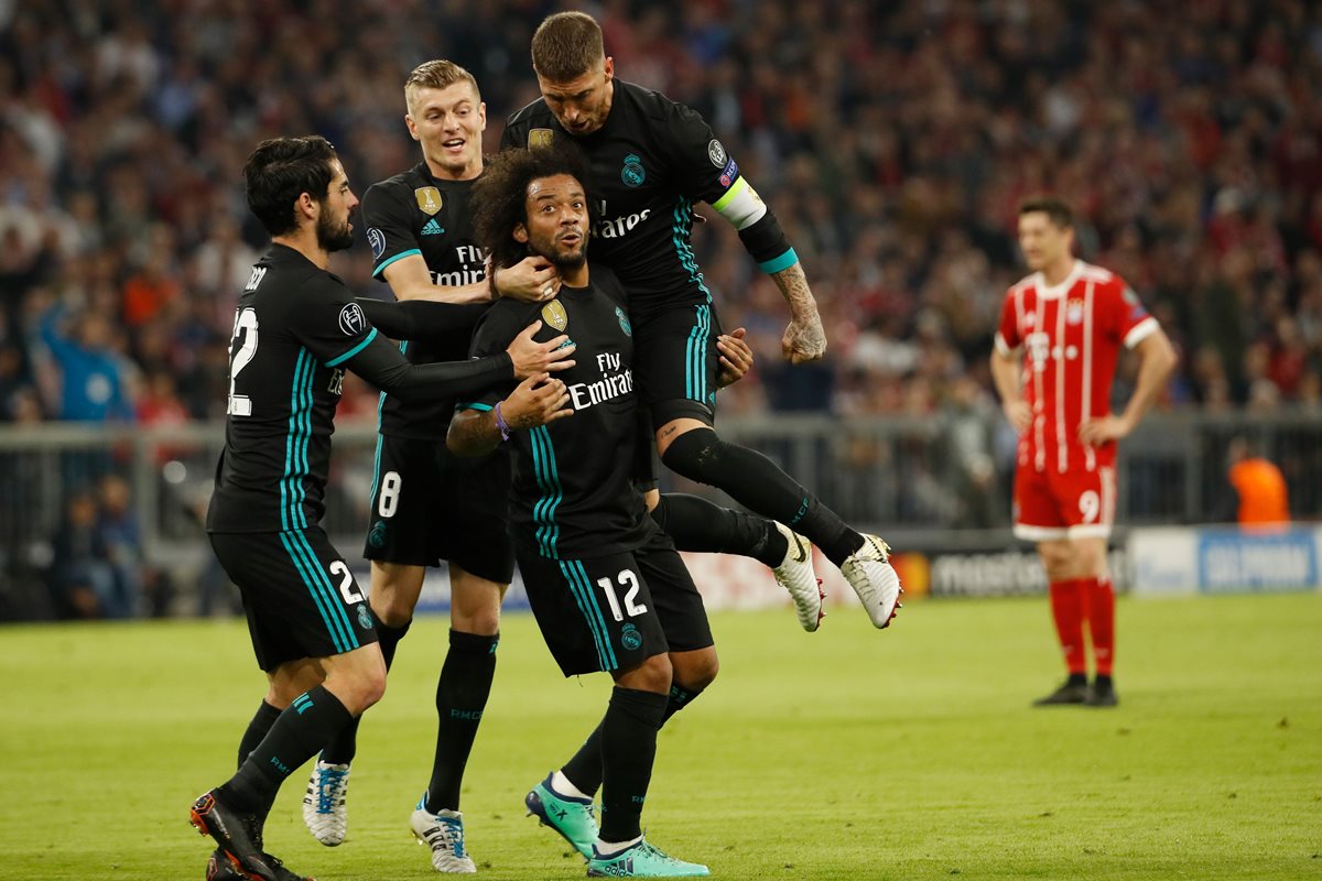 Marcelo festeja con sus compañeros luego de anotar el primer gol del Real Madrid.