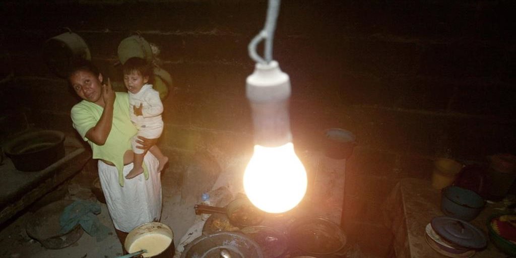 La mayoría de distribuidoras de energía fueron mal calificadas por los usuarios en el 2017. (Foto, Prensa Libre, Hemeroteca PL)