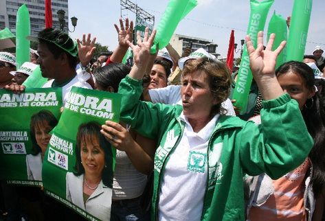 Los asistentes pedían  otros cuatro años  a la actual administración. (Foto Prensa Libre: Carlos Sebastián)