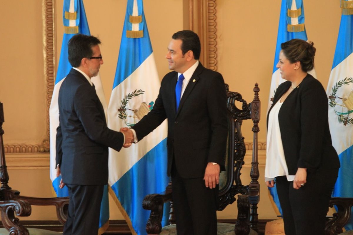 Luis Arreaga entregó sus cartas credenciales al presidente Jimmy Morales. (Foto Prensa Libre: Esbin García)