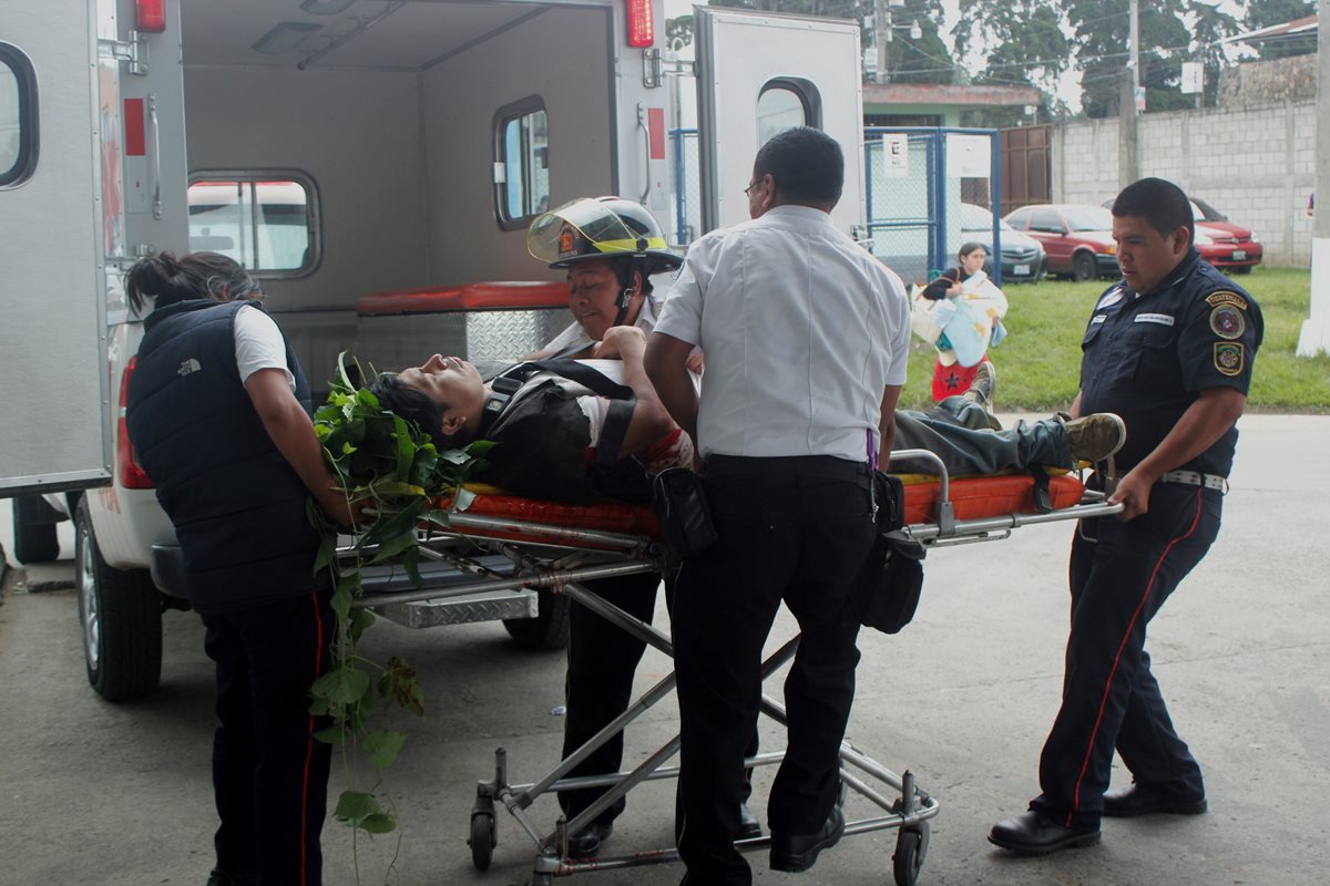 El herido es ingresado al Hospital Nacional de Chimaltenango. (Foto Prensa Libre: Víctor Chamalé)