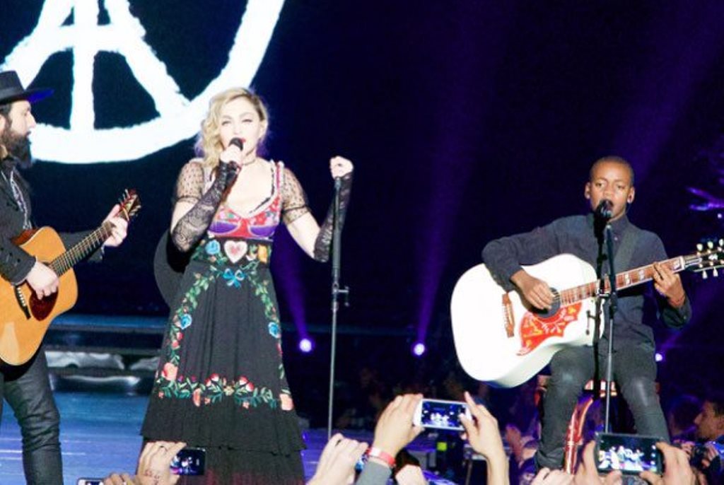 Madonna ofrece concierto improvisado en una plaza de París 