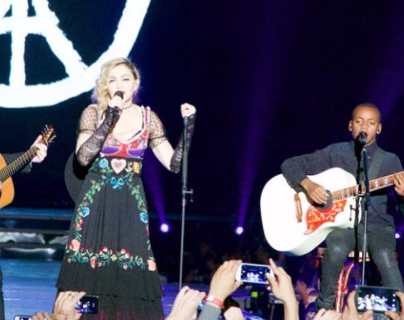 Madonna ofrece concierto improvisado en una plaza de París 