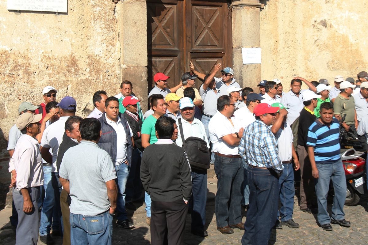 Empleados del CNPAG, en Sacatepéquez, se manifiestan y exigen pago de salarios atrasados. (Foto Prensa Libre: Miguel López)