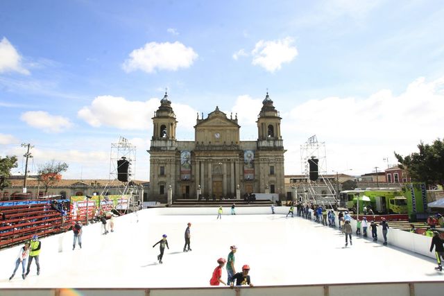 Decenas de guatemaltecos visitan cada año la pista de hielo en el Festival Navideño del Paseo de la Sexta. (Foto Prensa Libre: Hemeroteca)