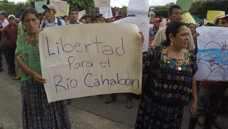 Manifestantes piden que se respete los recursos naturales en Alta Verapaz. (Foto Prensa Libre: Eduardo Sam).