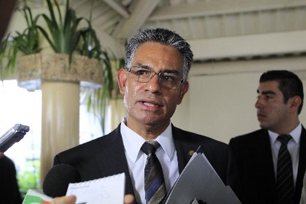 Carlos Muñoz, jefe de la Superintendencia de Administración Tributaria,  defendió  ayer la renta de oficinas por US$4.1 millones en el edificio Dubai. (Foto Prensa Libre: Edwin Bercián).