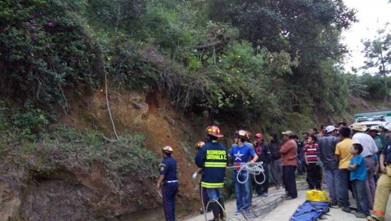 Curiosos permanecen en el lugar donde ocurrió el accidente de tránsito en Santa María Chiquimula. (Foto Prensa Libre: Édgar Domínguez).