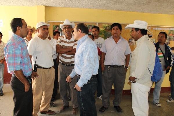 El alcalde, Lisandro Salazar —con camisa celeste—, conversa con empleados de la comuna.