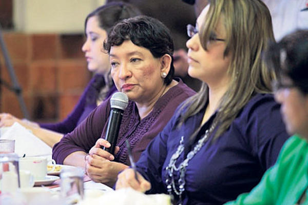 Carmen Aída Ibarra —centro— expone durante  conversatorio organizado por Pro Justicia.