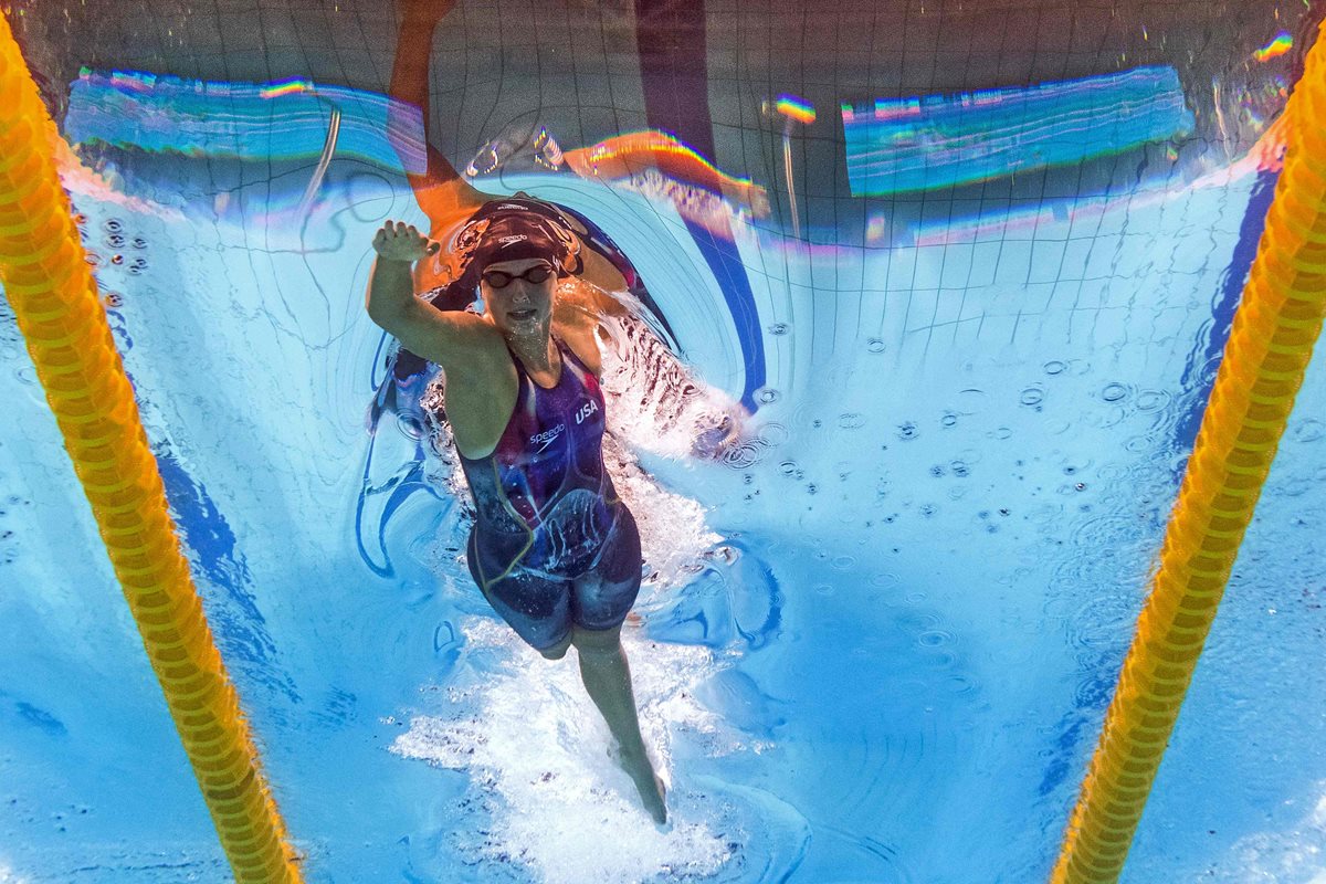 Katie Ledecky, en acción, durante las pruebas de este domingo en Budapest. (Foto Prensa Libre: AFP)