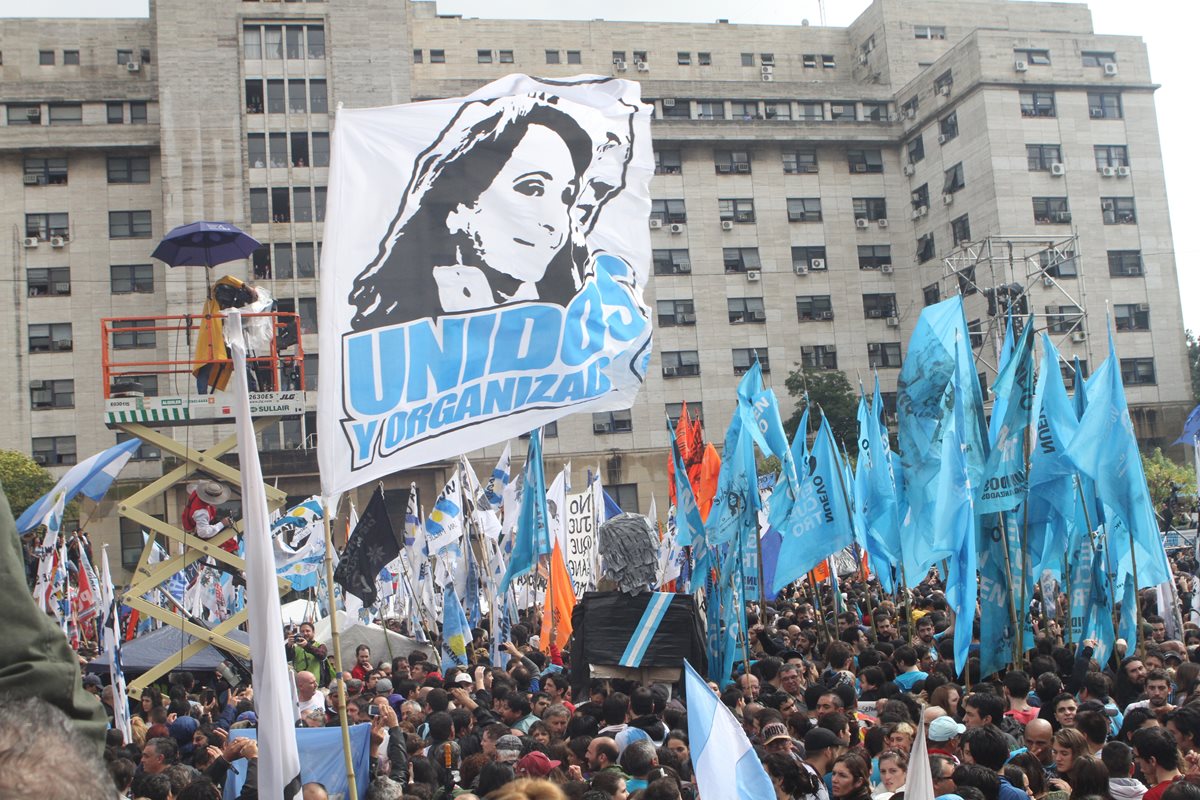 Decenas de miles de simpatizantes de Cristina Fernández protestan frente a la sede de justicia en Buenos Aires.(EFE).