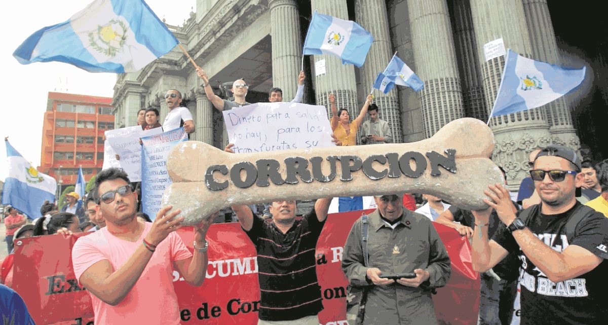 Guatemala baja 13 puestos en el índice de corrupción