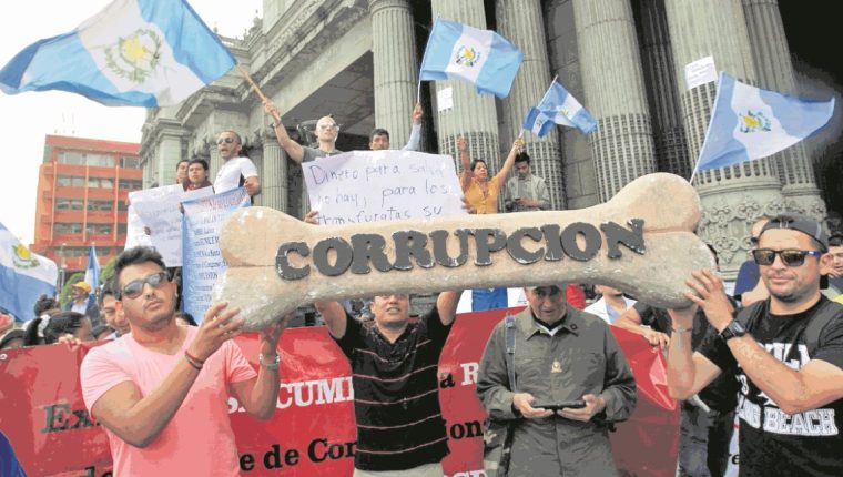 Manifestaciones contra la corrupción en 2015 lograron la renuncia de Roxana Baldetti y Otto Pérez Molina. (Foto Prensa Libre: Hemeroteca PL)