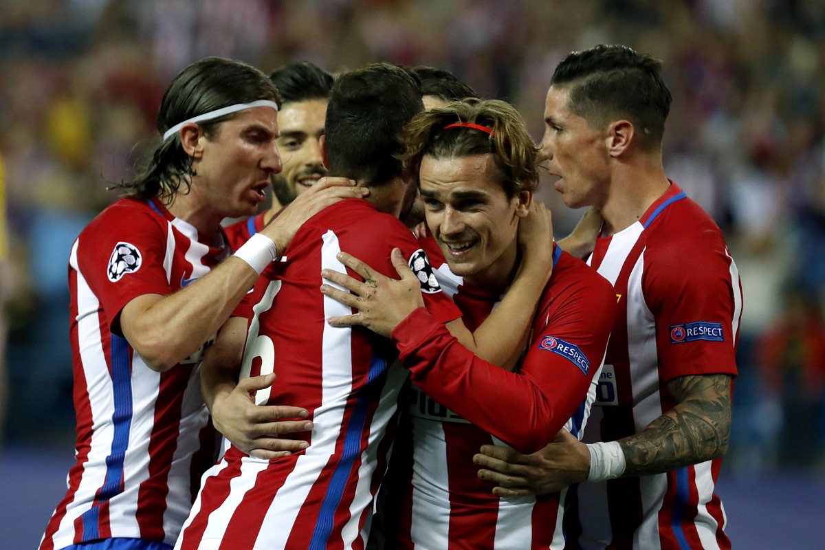 Los jugadores del Atlético de Madrid celebran el gol anotado de penalti por Antoine Griezmann. (Foto Prensa Libre:EFE)