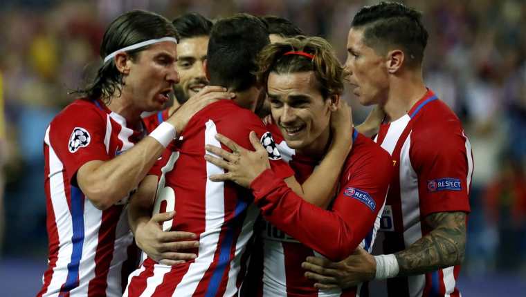Los jugadores del Atlético de Madrid celebran el gol anotado de penalti por Antoine Griezmann. (Foto Prensa Libre:EFE)