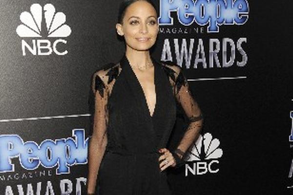 Nichole Richie lució impecable de negro, en la alfombra en la que predominaron los pantalones. (Foto Prensa Libre: AP)