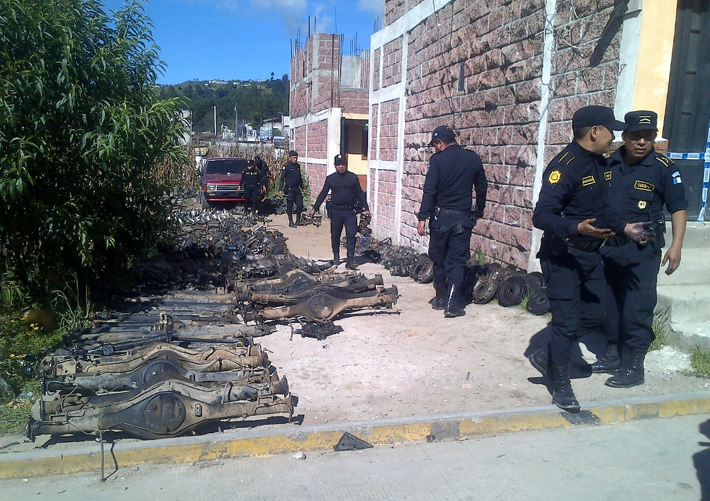 Parte de las piezas de automotores que fueron incautadas en Cantel, #Quetzaltenango. (Foto Prensa Libre: Carlos Ventura).