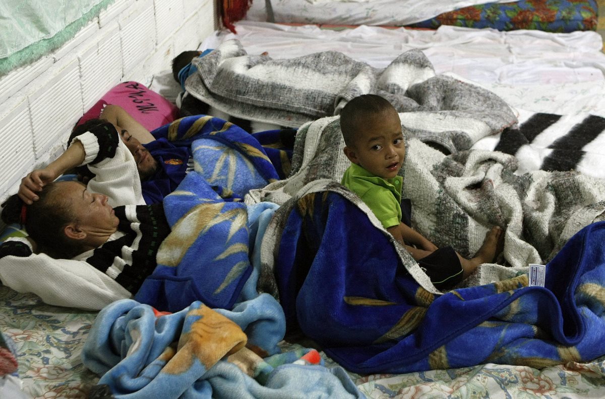 (Foto de referencia). Un bebé descansa en un albergue después de que fue rescatado junto con su familia el lunes último. (Foto Prensa Libre: AFP).