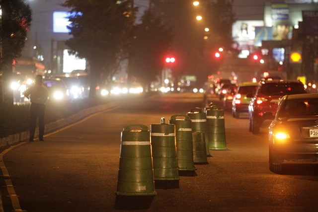 El cierre del retorno ubicado en el kilómetro 14 ha permitido agilizar el tránsito. (Foto Prensa Libre: Edwin Bercián)