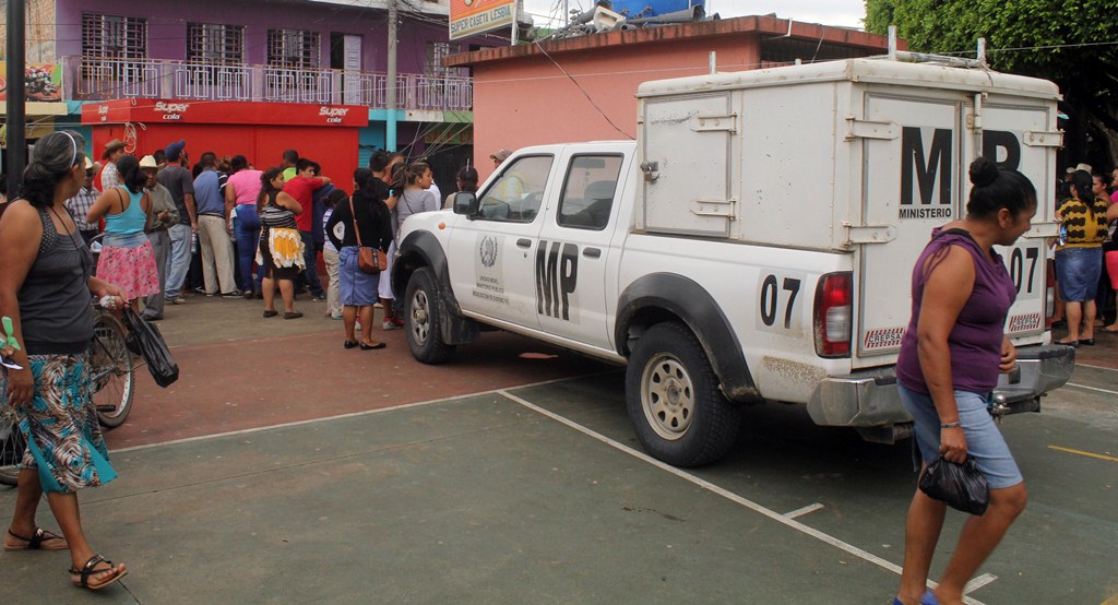 Curiosos permanecen en el lugar donde murió baleado Édgar Ajanel, en Monjas, Jalapa. (Foto Prensa Libre: Hugo Oliva)