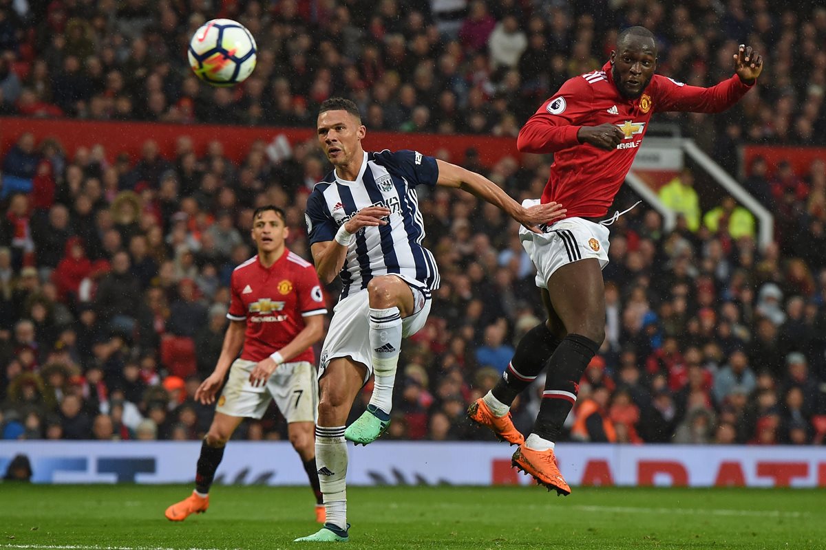 Romelu Lukaku intentó anotar con un cabezazo pero el portero del West Bromwich evito el gol. (Foto Prensa Libre: AFP)