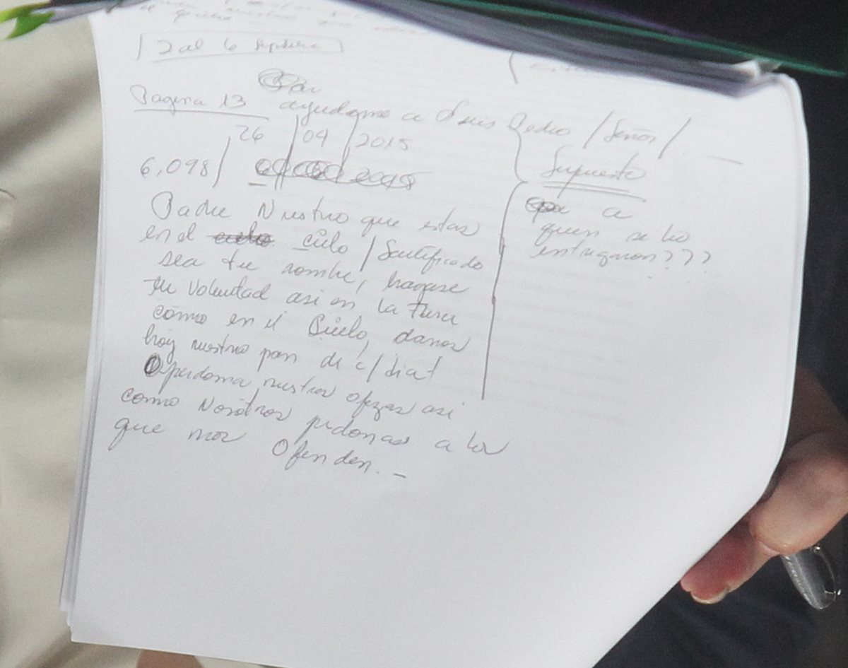 Roxana Baldetti, por momentos ausente de lo sucedido en la Sala de Audiencias, dedicó parte de su tiempo a escribir el Padre Nuestro en las hojas que tenía. (Foto Prensa Libre: Esbin García)
