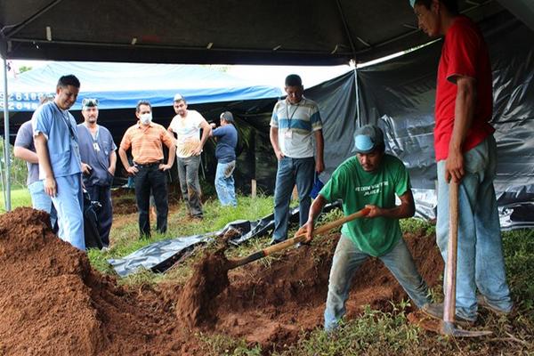 Exhumación de los tres hermanos víctimas de la matanza perpetrada en la finca Los Cocos. (Foto Prensa Libre)<br _mce_bogus="1"/>