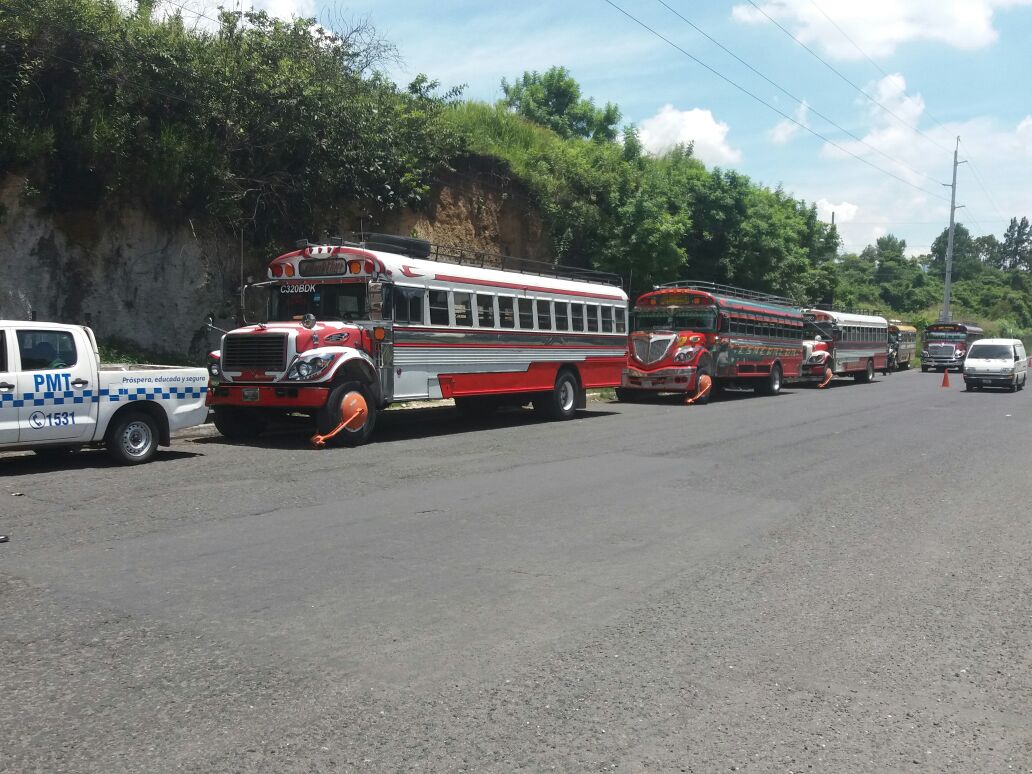 Tres buses fueron inmovilizados por la PMT, por tener más de 10 multas sin pagar. (Foto Prensa Libre: Dalia Santos)