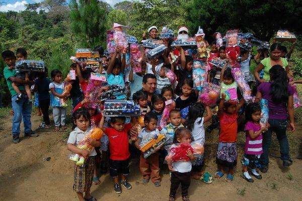 Niños de San Pedro Yepocapa, Chimaltenango,  muestran los juguetes que recibieron.