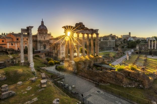 Arcos, columnas y cúpulas se han convertido en un lugar común para nosotros. El templo de Saturno, en el foro romano, Roma, al amanecer. Construido en el 497 a.C. (GETTY IMAGES)