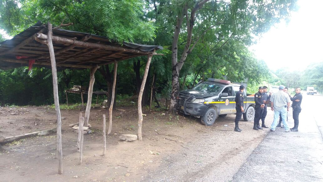 Los agentes al ser recibidos a balazos, perdieron el control de la unidad y chocaron contra un árbol. (Foto Prensa Libre: Mario Morales)