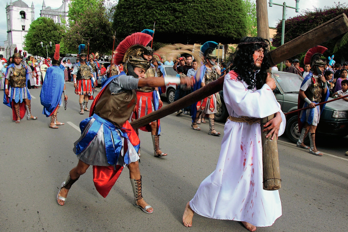 El grupo Centuria Romana de Cobán escenificó La Pasión en calles de Cobán. (Foto Prensa Libre: Eduardo Sam)