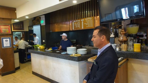 El restaurante de Ibrahim atrae a público de todas partes a Abu Ghosh.