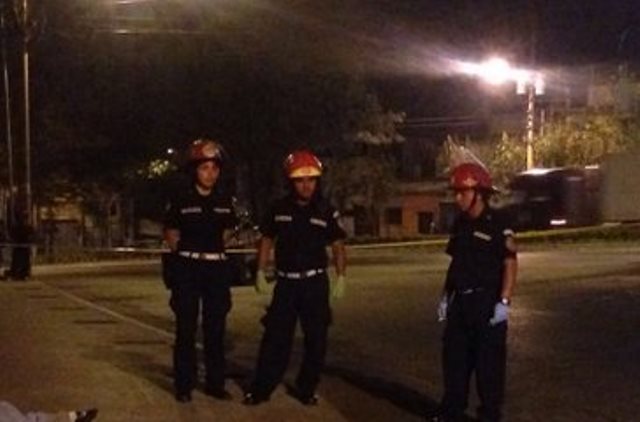 Bomberos Municipales observan los cadáveres de los tres jóvenes en la zona 6. (Foto Prensa Libre: CBM)