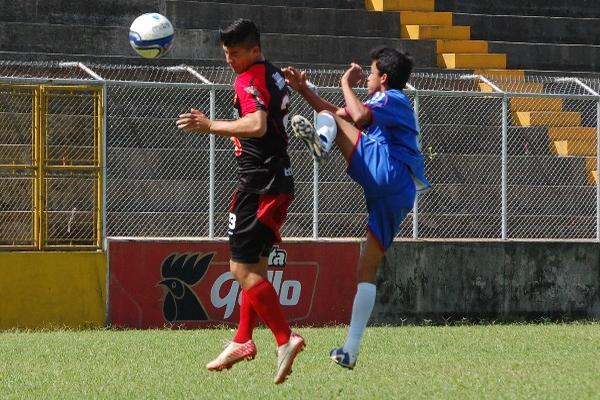 El juego entre Coatepeque y América de Salcajá fue parejo. (Foto Prensa Libre: Alexander Coyoy)