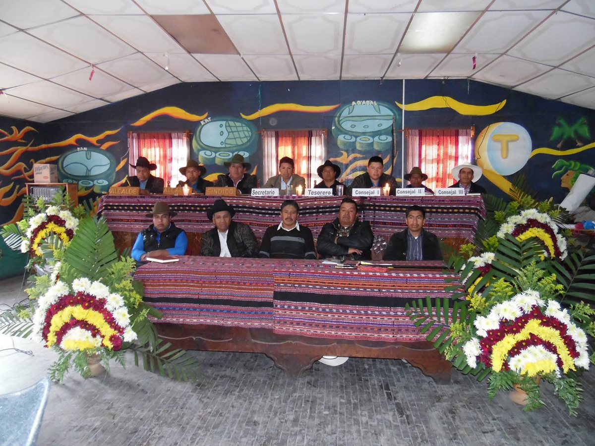 Integrantes de la Alcaldía Indígena de Sololá hacen un llamado a la población a manifestar de forma pacífica en contra de las decisiones del presidente Jimmy Morales. (Foto Prensa Libre: Héctor Cordero)