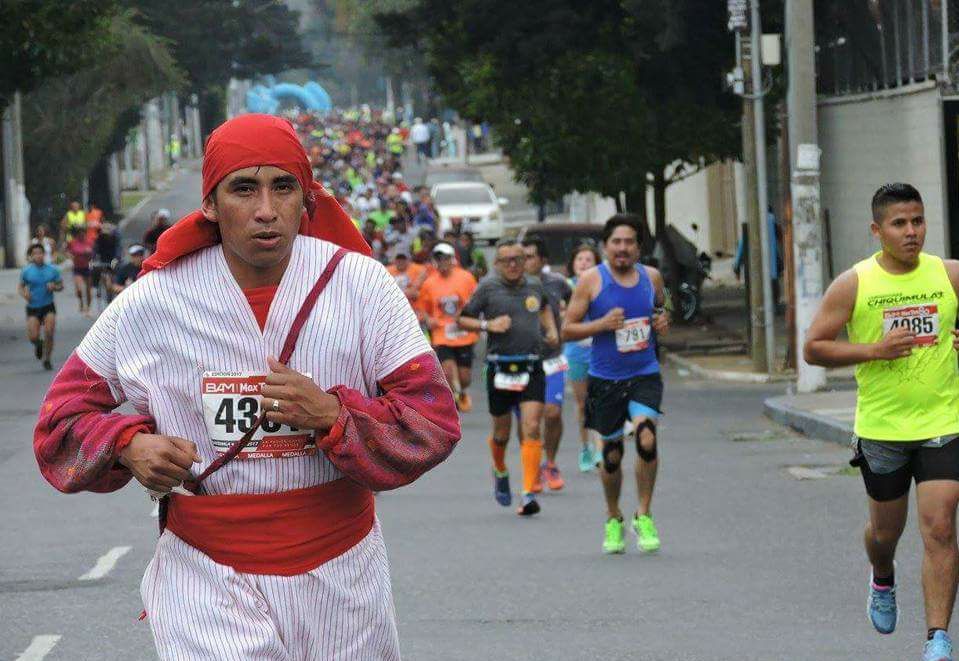 El atleta Hermes Faustino Vásquez está orgulloso de su cultura y la quiere dar a conocer. (Foto Prensa Libre: Raúl Juárez)