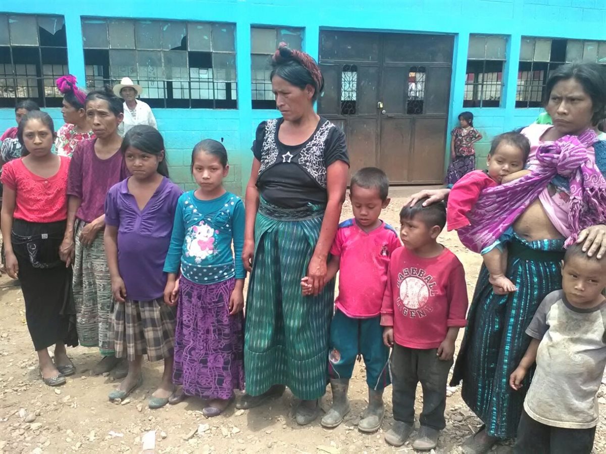 Familiares de los desaparecidos buscan ayuda para recuperar los cadáveres. (Foto Prensa Libre: Mike Castillo)