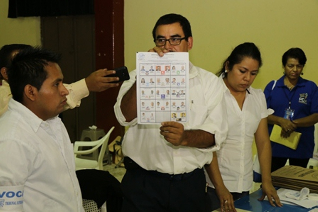 Conteo de papeletas en centro de votación en Cobán, Alta Verapaz. (Foto Prensa Libre: Eduardo Sam)