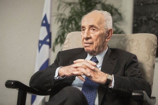 Shimon Peres, fue trasladado de urgencia al hospital con dolor en el pecho. (Foto Prensa Libre: AP)